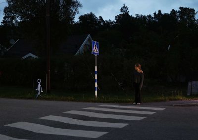 Flicka väntar vid övergångsställe med Reflexis Pieto