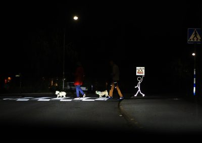 Hundar passerar i mörker, Reflexis lyser upp