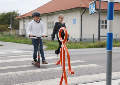 Barn går över övergångsställe med Reflexis