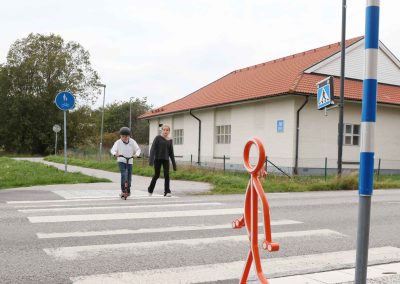 Barn väntar att gå över ett övergångsställe där Reflexis är installerat